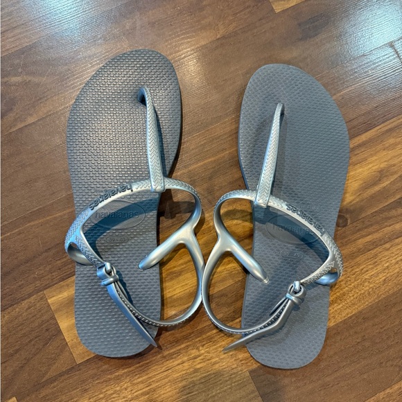 Havaianas Gray Flip Flops - Picture 1 of 3